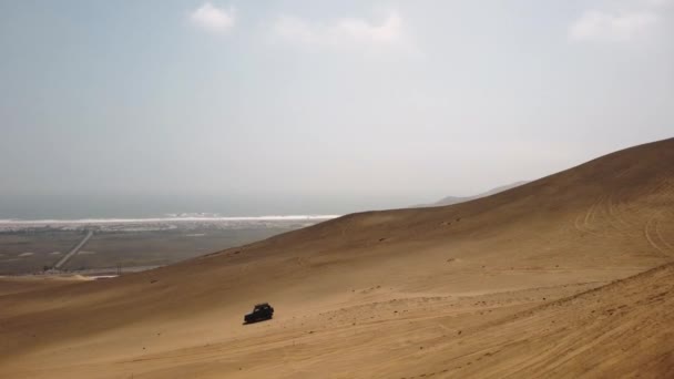 Aerial View 4X4 Truck Driving Sand Dunes Sea Background Ica — Stock Video