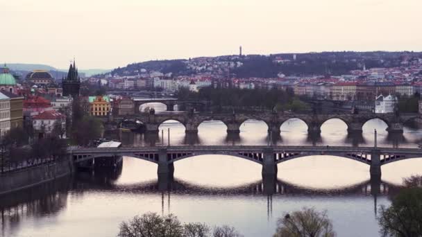 Pražské Mosty Přes Vltavu Panning Levý Večerní Výhled Západu Slunce — Stock video