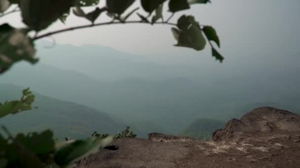 Vacker Panorama Utsikt Över Bergskedja Med Plysch Grön Vegetation Ljus — Stockvideo