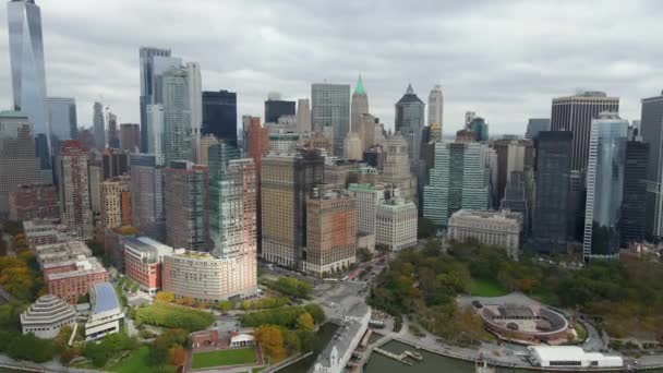 Luchtfoto Van Wolkenkrabbers Lower Manhattan Bewolkt Nyc Tracking Drone Shot — Stockvideo