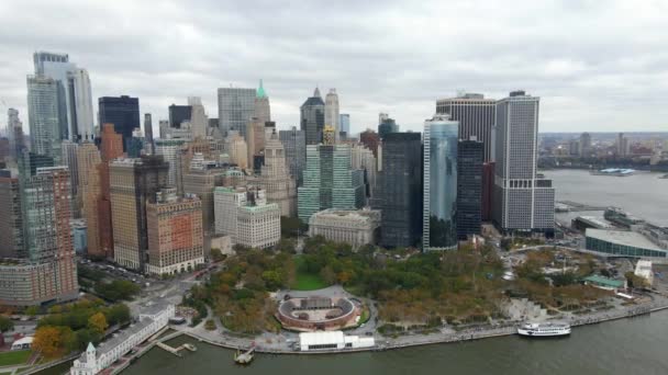 Aerial View Overlooking Battery Park Vibrant Fall Colors Cloudy Manhattan — Stock Video