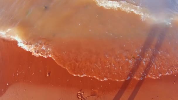 在温暖的阳光明媚的夏天 在犹他州南部的红沙空隙国家公园水库的海岸上 出现了小波浪 慢吞吞地从上往下看 — 图库视频影像