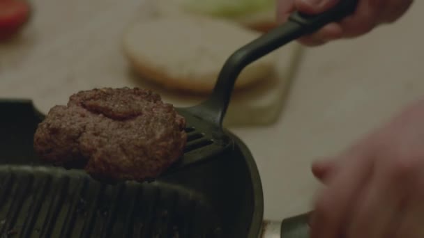 Mãos Masculinas Montando Preparando Hambúrguer Mesa Close — Vídeo de Stock