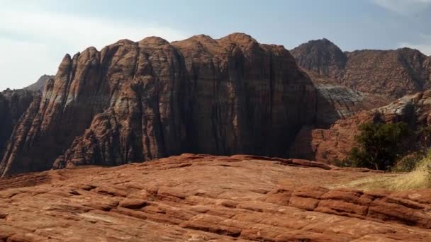 Schöne Naturlandschaft Mit Atemberaubenden Roten Felsformationen Und Getrockneten Versteinerten Sanddünen — Stockvideo