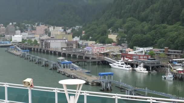 Navio Cruzeiro Atracando Juneau Alasca Terminal Cruzeiros — Vídeo de Stock