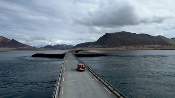 Κόκκινο Αυτοκίνητο Οδήγηση Πάνω Από Σπαθί Σχήμα Γέφυρας Στην Ισλανδία — Αρχείο Βίντεο