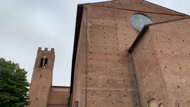 意大利托斯卡纳锡耶纳的Disan Domenico大教堂低角拍摄 多云的天空 — 图库视频影像