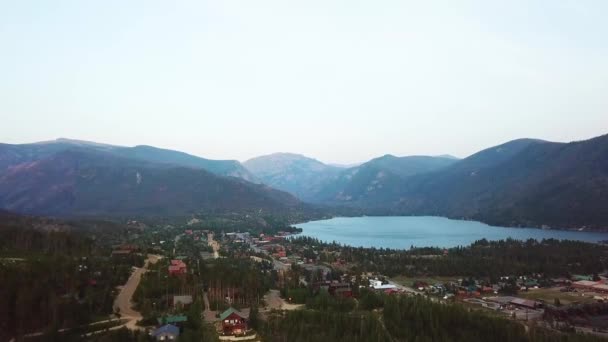 Κεραία Ευρεία Άποψη Πάνω Από Την Πόλη Grand Lake Ομιχλώδη — Αρχείο Βίντεο