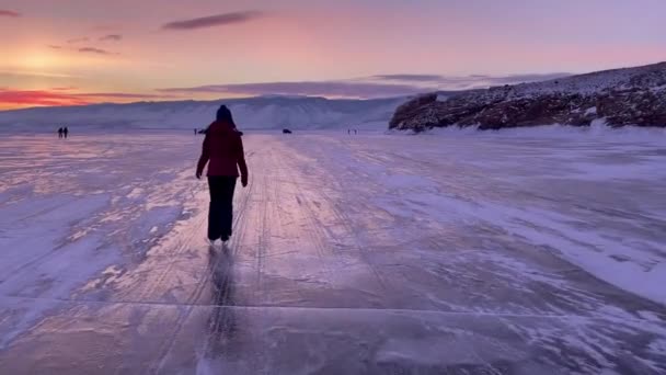 Junge Frau Beim Schlittschuhlaufen Auf Zugefrorenem See Schöne Sonnenuntergangstöne Nachschuss — Stockvideo