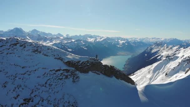 Escalador Cima Una Cordillera Nevada Llena Nieve Con Lago Cielo — Vídeos de Stock