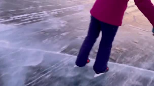 Mulher Patinar Gelo Lago Congelado Imaculado Contra Pôr Sol Fogo — Vídeo de Stock