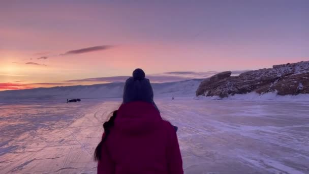 Mujer Patinando Lago Congelado Primer Plano Los Patines Hielo — Vídeo de stock