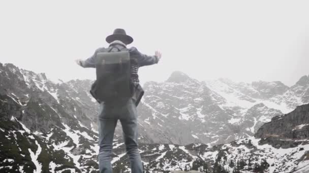 Hombre Extendiendo Brazos Después Llegar Cima Increíble Vista Con Vistas — Vídeo de stock