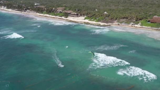 メキシコのトゥルムのカリブ海ターコイズブルーの海でのプロのカイトサーファー 空中パノラマビュー — ストック動画