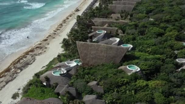 Papaya Playa Projectの高級リゾート Tulumを周回する空中トップダウン メキシコ — ストック動画