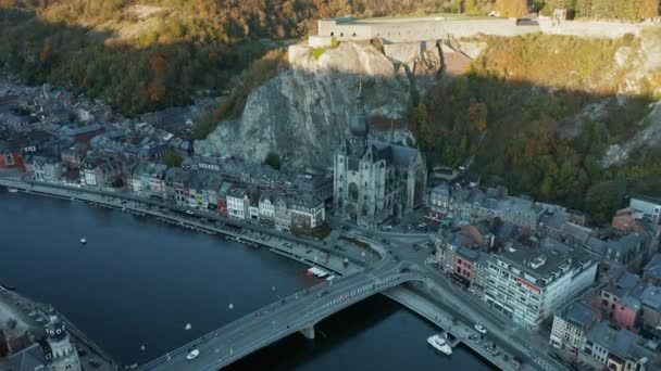 Puente Charles Gaulle Sobre Río Mosa Iglesia Notre Dame Dinant — Vídeos de Stock