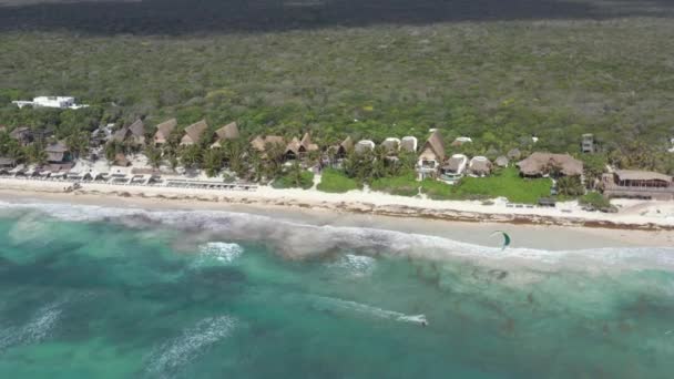 Kitesurf Zee Langs Tulum Strand Met Bos Achtergrond Mexico Luchtdrone — Stockvideo