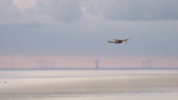 Drone Cierne Sobre Agua Con Parque Eólico Fondo — Vídeo de stock