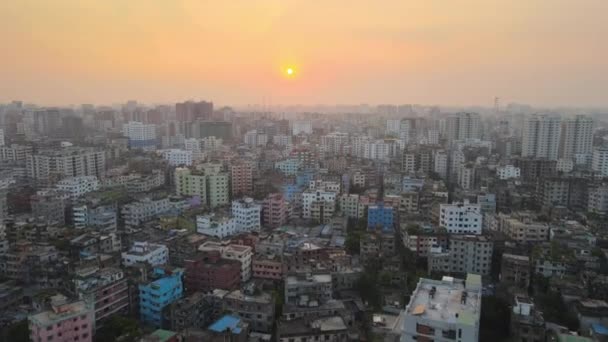 Voo Drone Sobre Cidade Poluída Daca Pôr Sol Com Horizonte — Vídeo de Stock