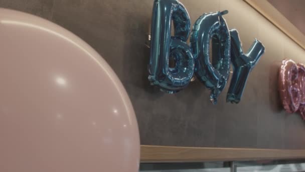 Μπλε Μπαλόνια Αγόρι Κρέμονται Στον Τοίχο Φύλο Αποκαλύπτουν Κόμμα Εσωτερική — Αρχείο Βίντεο