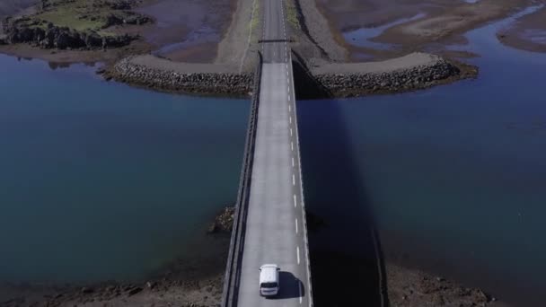 Weißes Auto Überquert Brücke Über Ruhige Flussmündung Islands Küste Antenne — Stockvideo