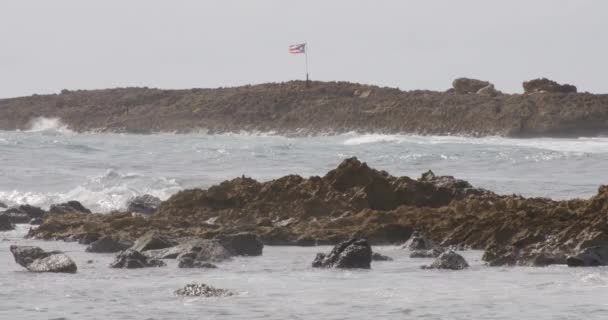 Puerto Rico Flag Waving Hill Seaside Waves Shore — Stock Video