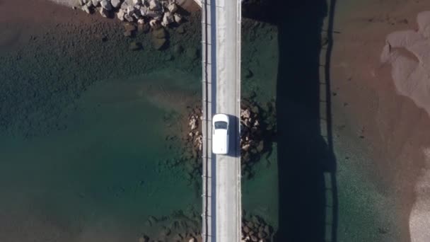 Biały Samochód Zaparkowany Środku Mostu Spokojną Błękitną Wodą Słoneczny Dzień — Wideo stockowe