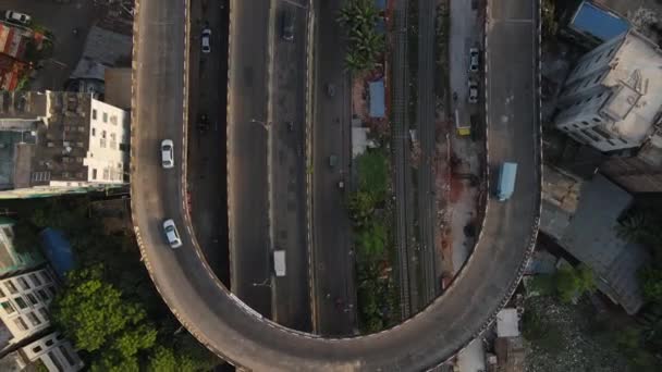 Bahn Überführung Aus Der Luft Über Autobahn Mit Autos Und — Stockvideo