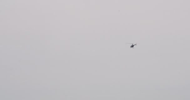 하늘을 배경으로 카스티요 펠리페델 모로를 날아가는 관광객 헬리콥터 — 비디오