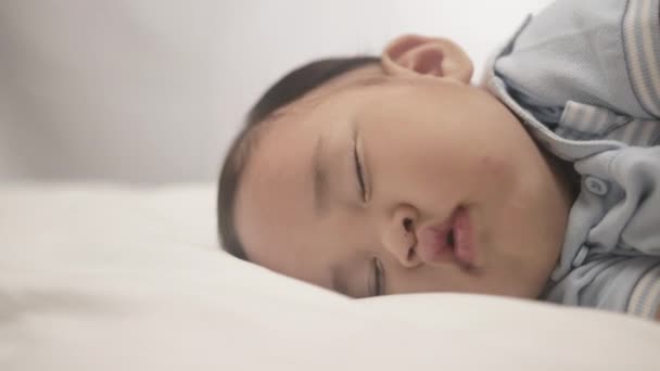 Close Bambino Mentire Dormire Comodamente Nel Letto — Video Stock