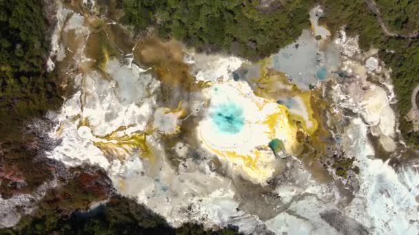 新西兰罗托鲁阿Orakei Korako地热区热活动产生的硅矿物形成 空中俯冲 — 图库视频影像