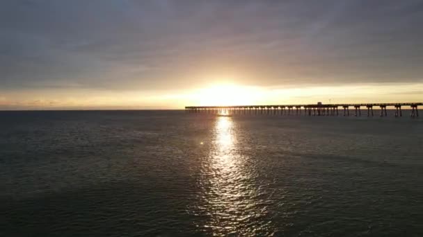 Heller Sonnenuntergang Über Ruhiger See Und Fischersteg Mit Spiegelung Wasser — Stockvideo