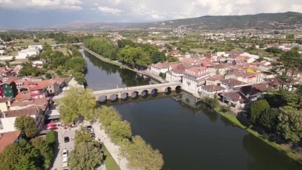 Jembatan Pejalan Kaki Batu Romawi Kuno Melintasi Sungai Tmega Chaves — Stok Video