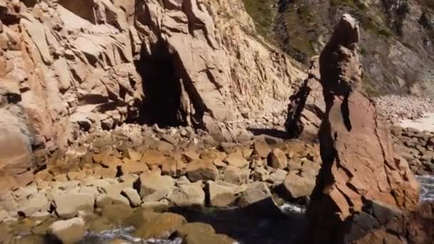 Drohnen Fpv Modus Umkreist Riesige Felsen Einem Strand Sintra Der — Stockvideo