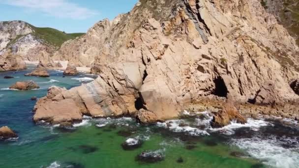 Απομακρυσμένη Λήψη Των Παραλιών Και Των Βράχων Στο Faro Roca — Αρχείο Βίντεο