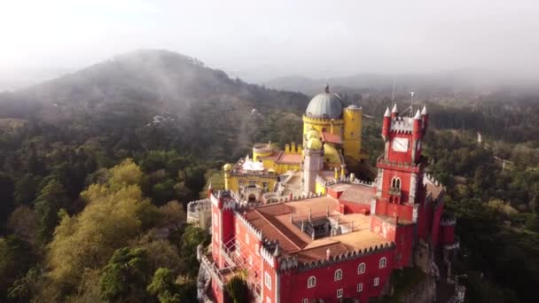 Drón videó a hihetetlen Palcio da Penáról Sintrában, Lisszabon mellett, Portugáliában. Ez a régi kastély volt az otthona királyoknak, márkinézőknek... A reggeli köd teszi Sintra epikus