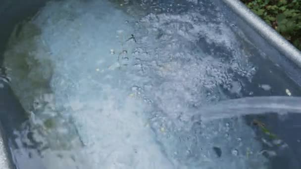 Наполнение Оцинкованной Ванны Фоне Холодной Воды Вблизи — стоковое видео
