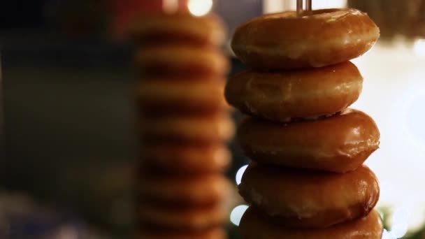Delicious Glazed Donuts Stacked Για Την Επίδειξη Επιδόρπιο Στην Εκδήλωση — Αρχείο Βίντεο