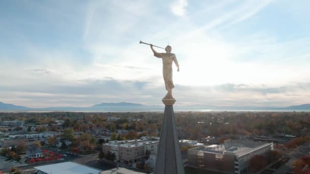 Estátua Angel Moroni Com Trompete Topo Templo Mórmon Sud Pôr — Vídeo de Stock