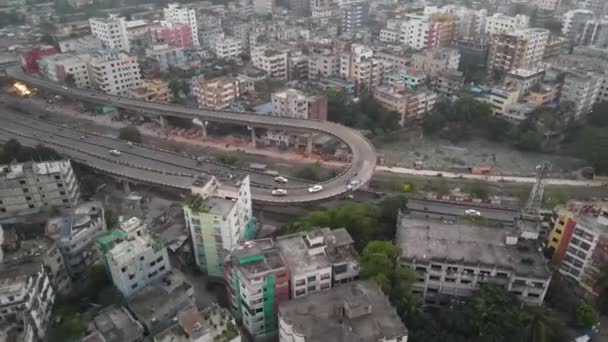 Przepływ Ruchu Wzdłuż Ruchliwej Autostrady Dhaka Czas Antenowy Obrót Strzał — Wideo stockowe