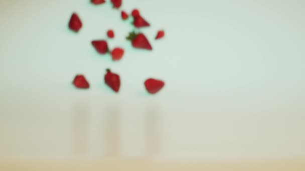 电影慢镜头 新鲜草莓在桌子上滚来滚去 然后弹出了一个健康饮食的概念 — 图库视频影像