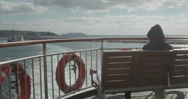 Hombre Solitario Reflexivo Con Capucha Sentada Una Cubierta Ferry Barco — Vídeos de Stock