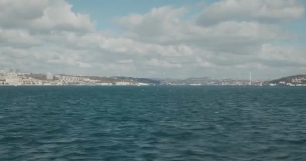 Stanbul Boğazı Manzaralı Bir Feribotta Yüksek Hız Kıtalı Köprü Mavi — Stok video