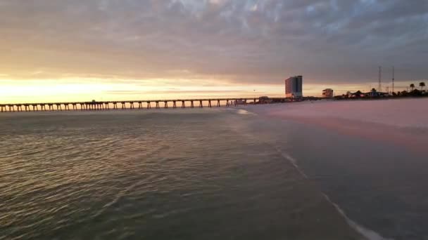 釣り桟橋 穏やかな海 そして パナマ市内の夕日の間に空のビーチビーチ フロリダ州 空中進入 — ストック動画