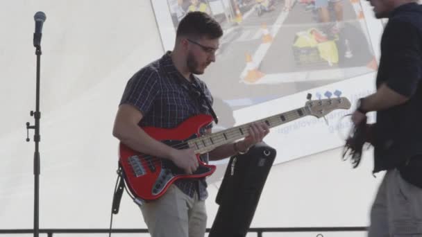 Hombre Con Bajo Eléctrico Ensayando Escenario Del Concierto Semana Movilidad — Vídeos de Stock