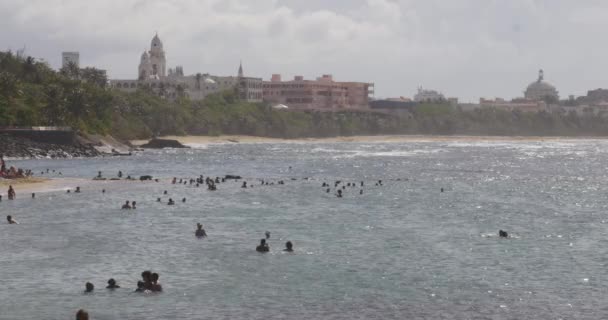 Menschen Schwimmen Meer Mit Stadthintergrund San Juan Puerto Rico — Stockvideo