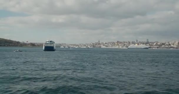在晴朗的阳光明媚的蓝天和乌云的日子里 在俯瞰伊斯坦布尔博斯普鲁斯海 城市景观和移动船只的渡船上的翻船 — 图库视频影像