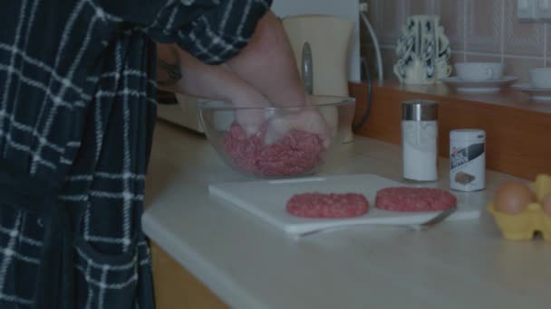 男性の手は ハンバーガーのパテを作るためにボウルに挽肉を混練 中程度のクローズアップ — ストック動画