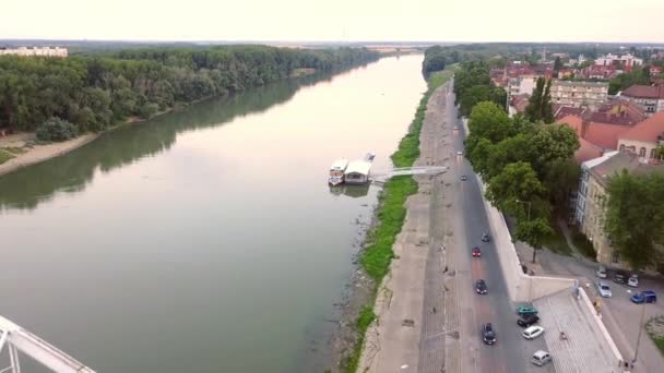 ハンガリーの南大平面にある魅力的な歴史的ヨーロッパの都市 セゲドのティッサ川で船の映画4K空中ドローン人形 — ストック動画