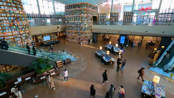 Una Multitud Personas Visitando Biblioteca Starfield Distrito Gangnam Ciudad Seúl — Vídeo de stock